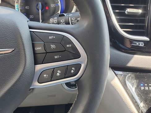 Used 2023 Chrysler Pacifica Touring-L FWD image 15