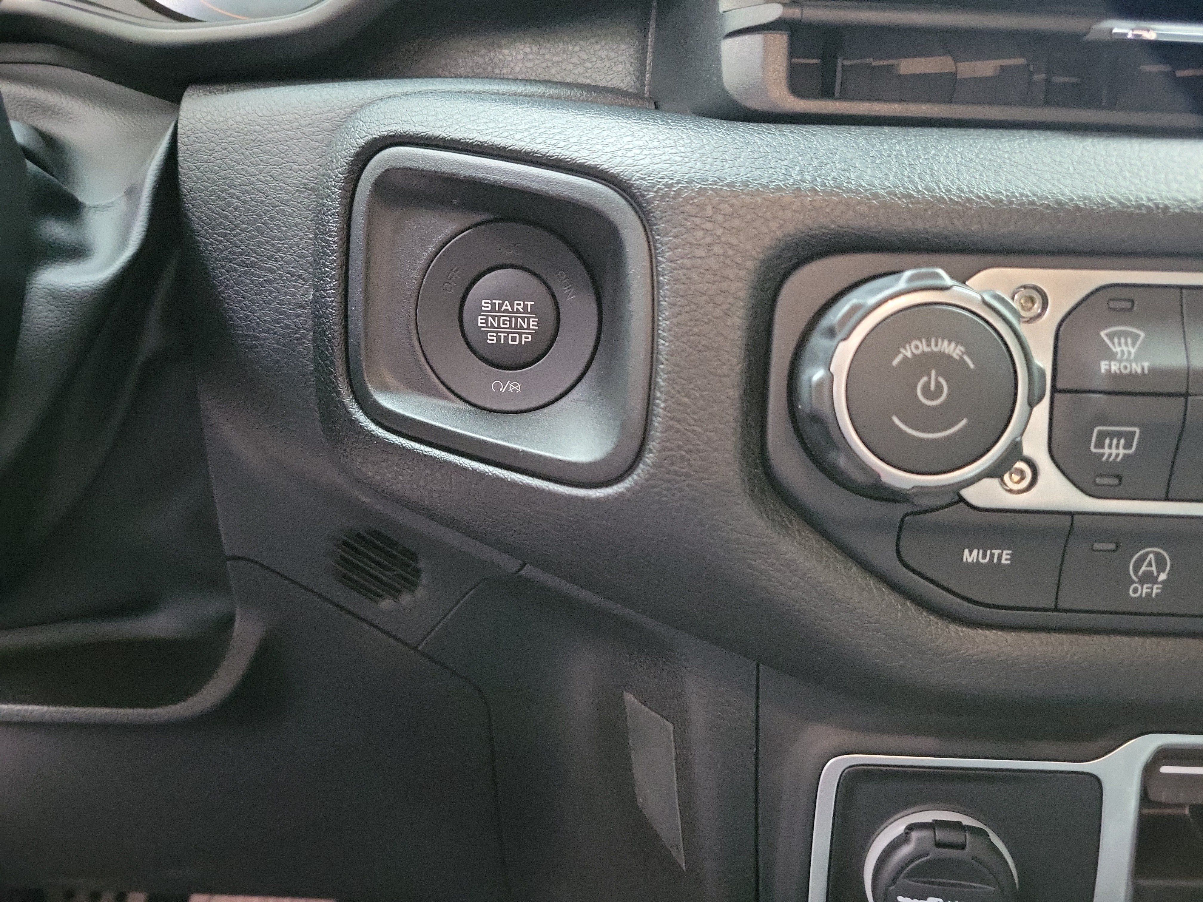 Used 2025 Jeep Gladiator Sport AWD/4WD image 24