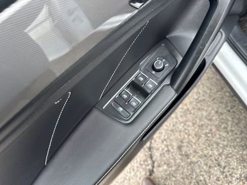 Certified 2024 Volkswagen Tiguan SE image 12