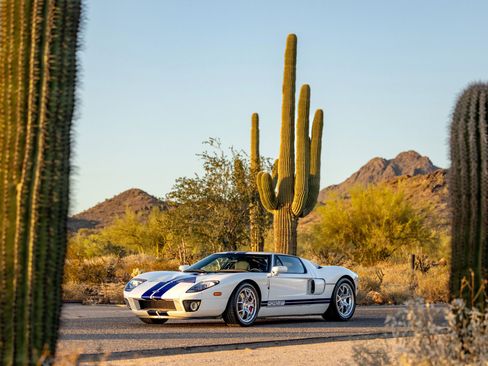 Used 2005 Ford GT RWD image 4