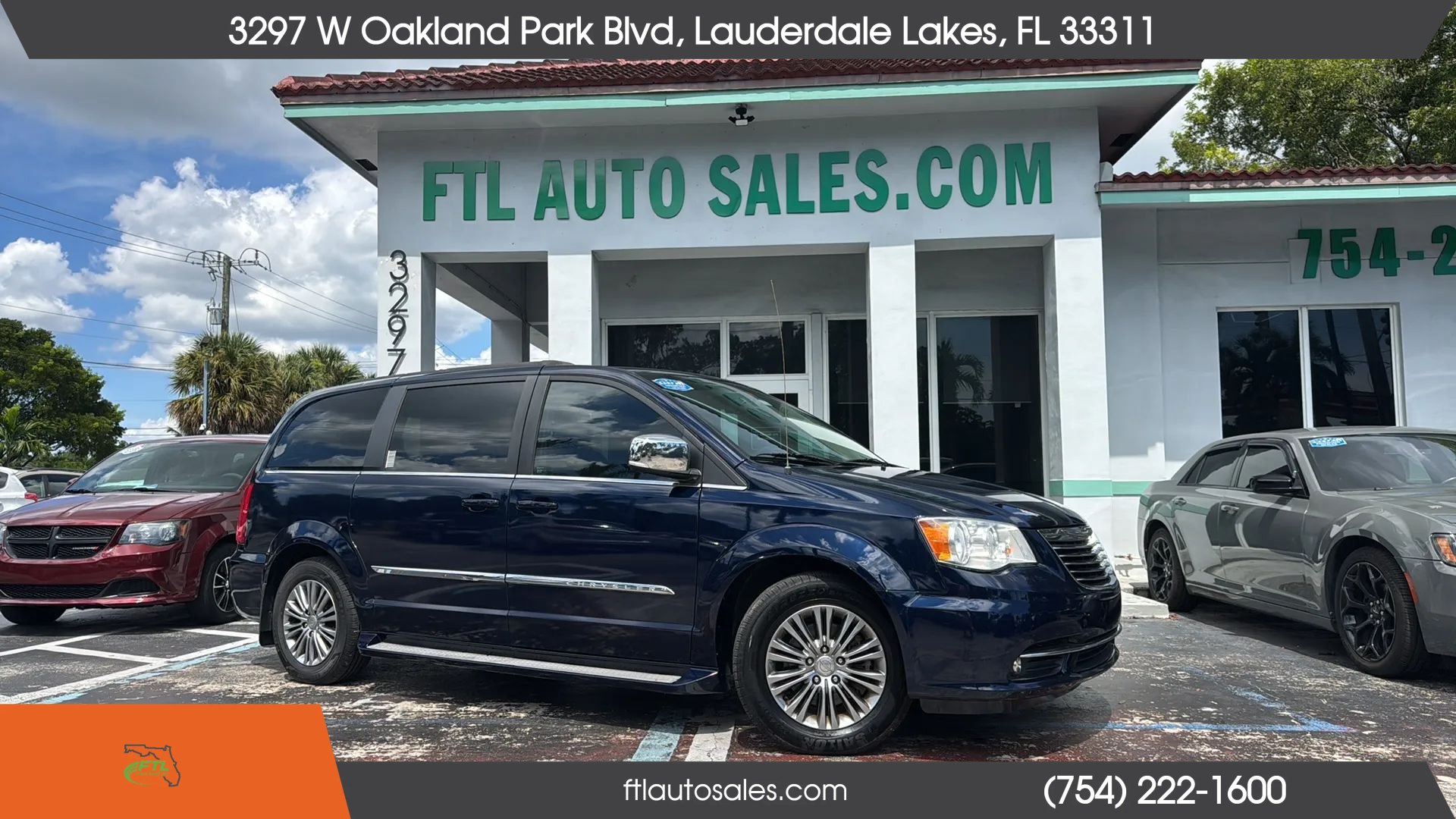 Used 2014 Chrysler Town & Country Touring-L FWD image 2