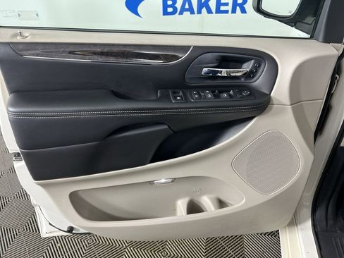 Used 2011 Chrysler Town & Country Limited image 21