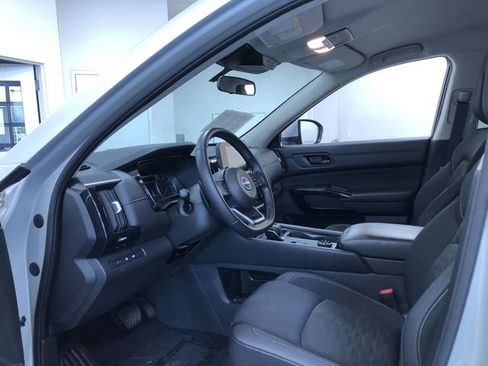 Used 2025 Nissan Pathfinder SV AWD/4WD image 11