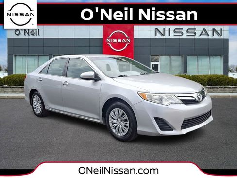 Used 2014 Toyota Camry LE image 1