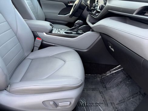 Used 2023 Toyota Highlander XLE image 20