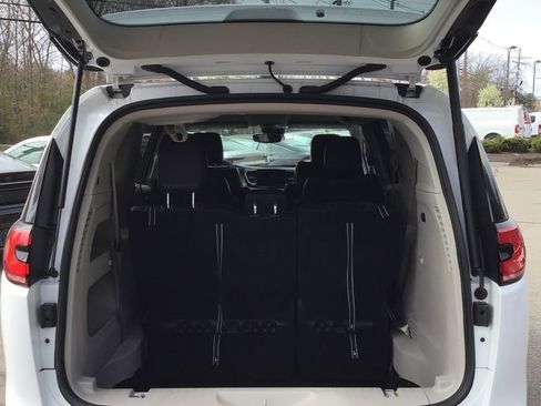 Used 2024 Chrysler Pacifica Touring-L FWD image 5