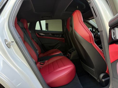 Used 2024 Porsche Panamera image 33