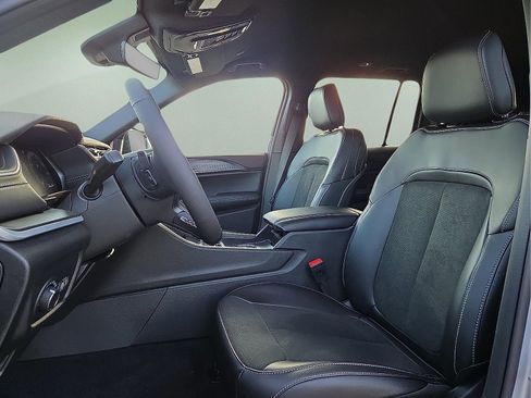 New 2025 Jeep Grand Cherokee Altitude image 14