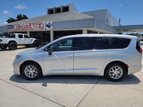 Used 2024 Chrysler Pacifica Touring-L FWD image 2