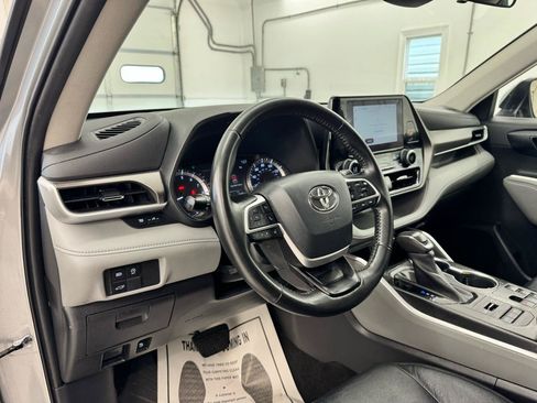 Used 2023 Toyota Highlander LE AWD/4WD image 18