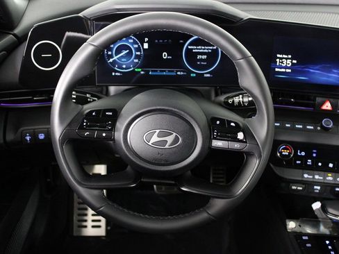 Certified 2025 Hyundai Elantra SEL image 17
