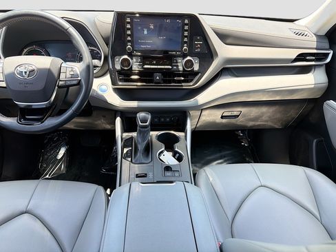 Used 2021 Toyota Highlander XLE AWD/4WD image 18
