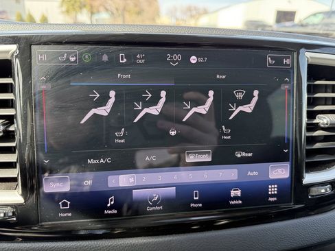 Used 2023 Chrysler Pacifica Touring-L image 25