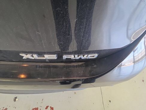 Used 2020 Toyota Highlander XLE AWD/4WD image 7
