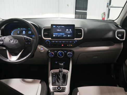 Used 2024 Hyundai Venue SEL image 19