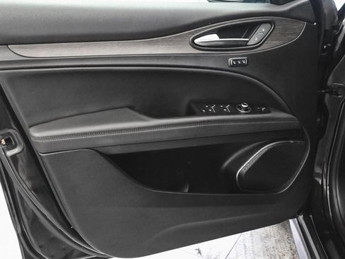 Used 2023 Alfa Romeo Stelvio Ti image 8