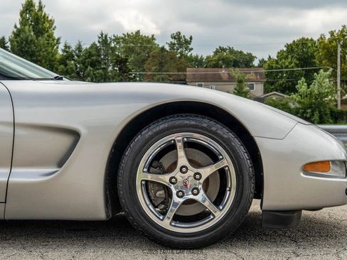 Used 2004 Chevrolet Corvette Coupe w/ Roof Package RWD image 9