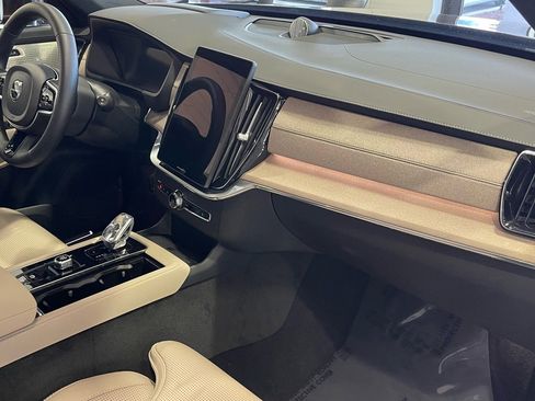 Used 2025 Volvo XC90 T8 Ultra w/ Lounge Package image 42