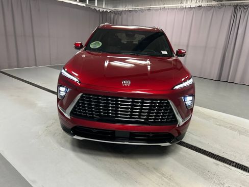 Used 2025 Buick Enclave Avenir image 2