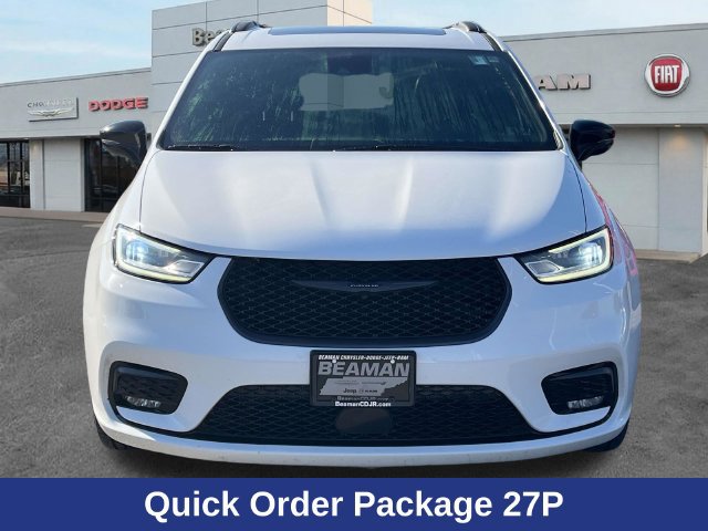 Used 2025 Chrysler Pacifica Limited FWD image 2