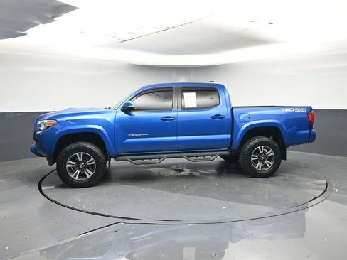 Used 2018 Toyota Tacoma TRD Sport image 2