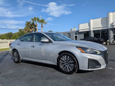 Used 2023 Nissan Altima 2.5 SV FWD image 1
