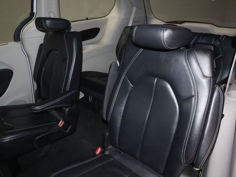 Used 2022 Chrysler Pacifica Touring-L FWD image 21