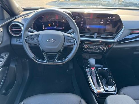 Used 2025 Chevrolet Trax RS w/ Sunroof Package image 19