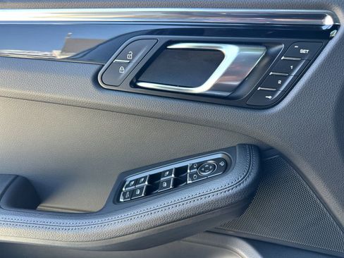 Certified 2025 Porsche Macan AWD/4WD image 12