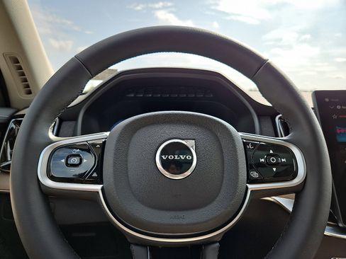 New 2026 Volvo XC90 B6 Plus w/ Protection Package Premier image 18