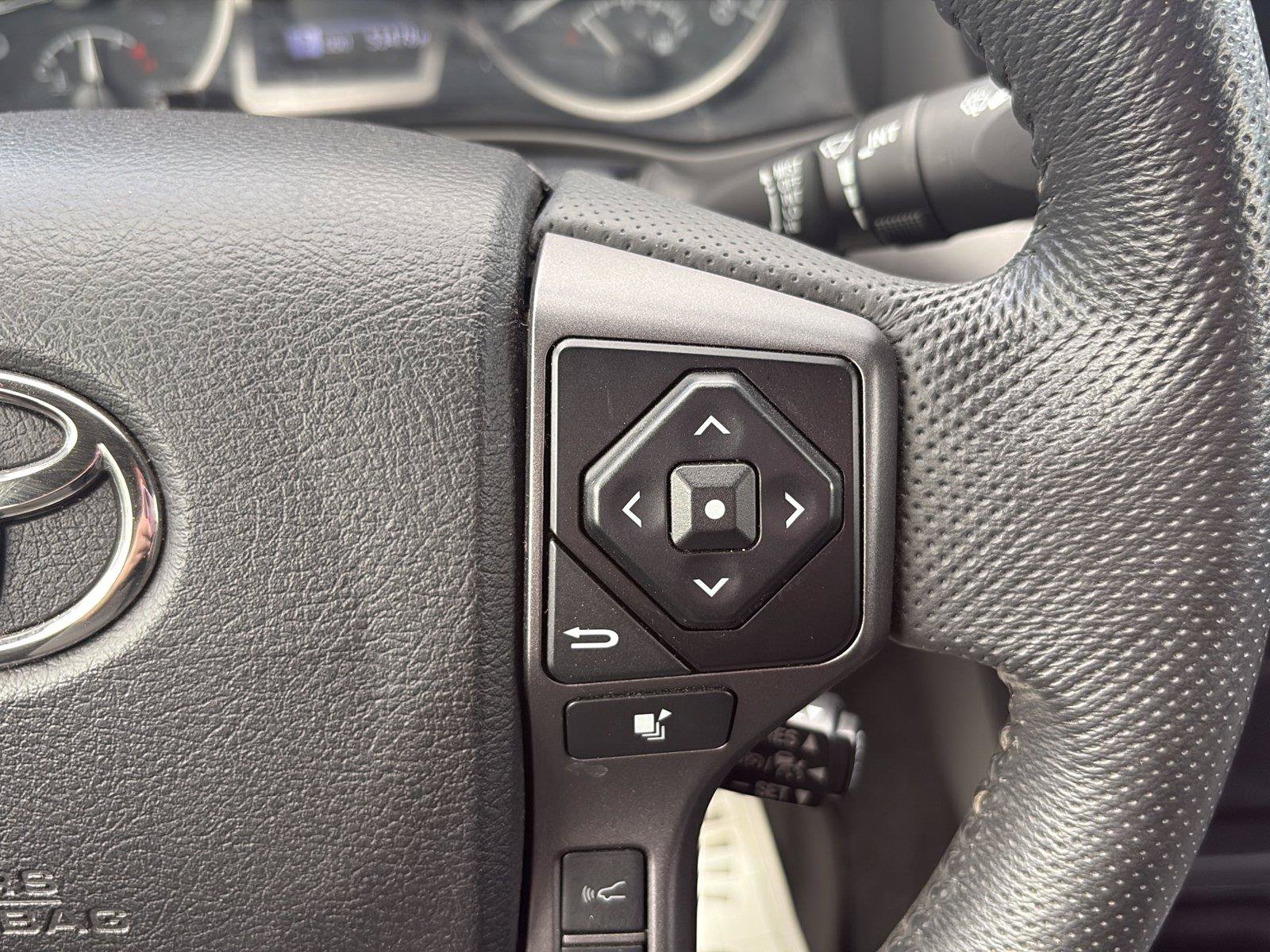 Used 2022 Toyota Tacoma TRD Off-Road AWD/4WD image 31