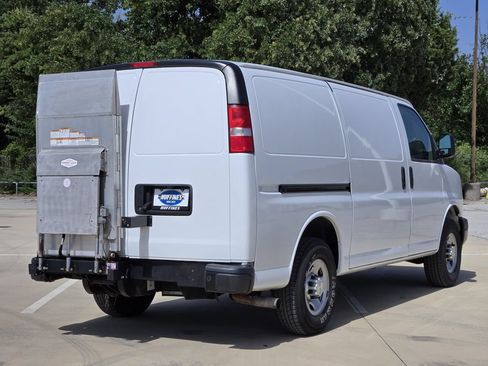 Used 2021 Chevrolet Express 3500 w/ Driver Convenience Package RWD image 7