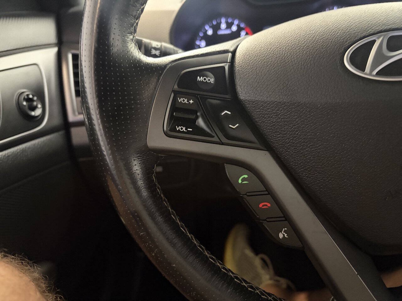 Used 2016 Hyundai Veloster Turbo FWD image 18