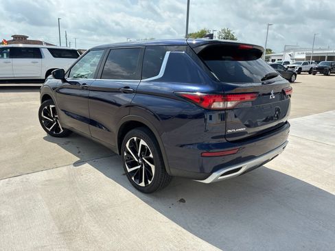 Used 2023 Mitsubishi Outlander SE FWD image 3
