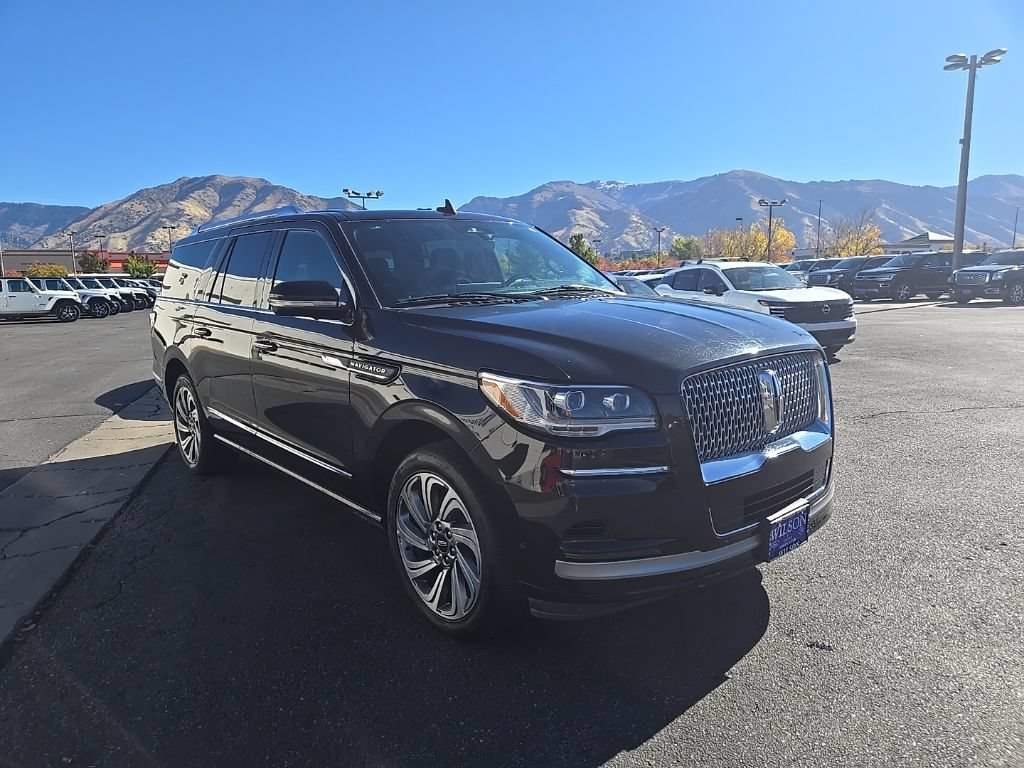 Used 2024 Lincoln Navigator L 4WD image 3