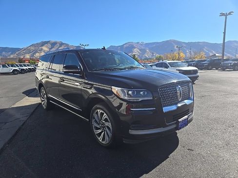 Used 2024 Lincoln Navigator L 4WD image 3