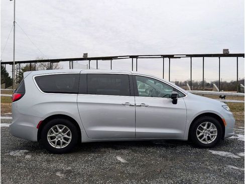Used 2024 Chrysler Pacifica Touring-L image 8
