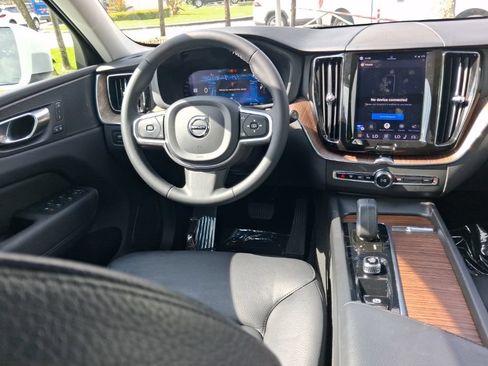 Used 2022 Volvo XC60 B5 Momentum w/ Protection Package Premier FWD image 10