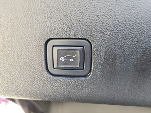 Used 2020 Chevrolet Traverse RS image 28