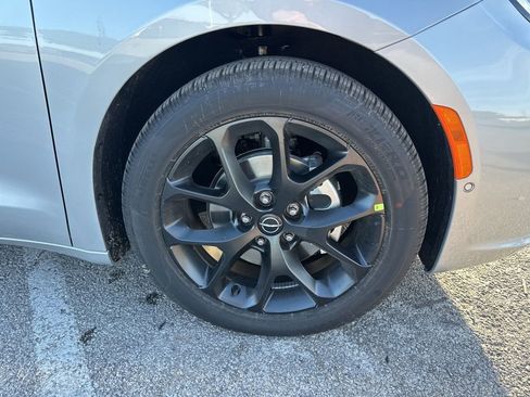 New 2026 Chrysler Pacifica Select image 4