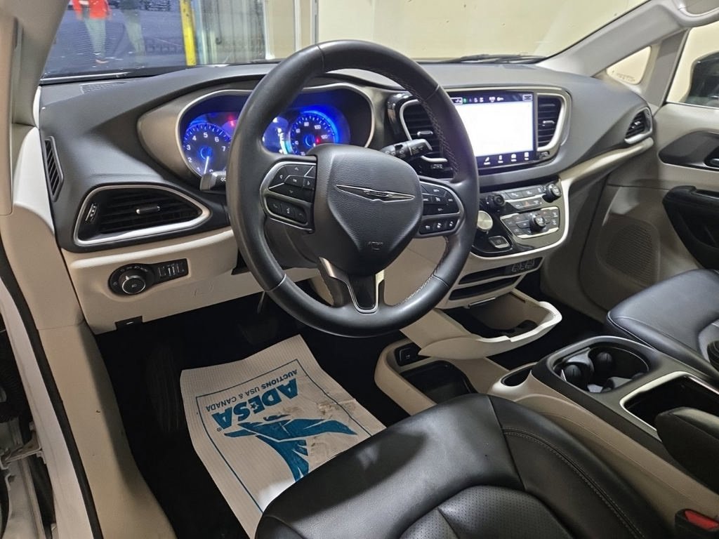 Used 2024 Chrysler Pacifica Touring-L FWD image 9