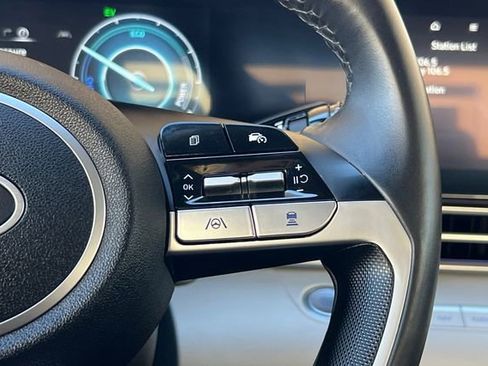 Certified 2025 Hyundai Elantra Limited FWD image 30