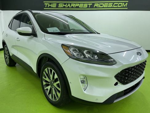 Used 2020 Ford Escape Titanium image 2