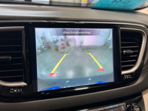Used 2024 Chrysler Pacifica Touring-L FWD image 20