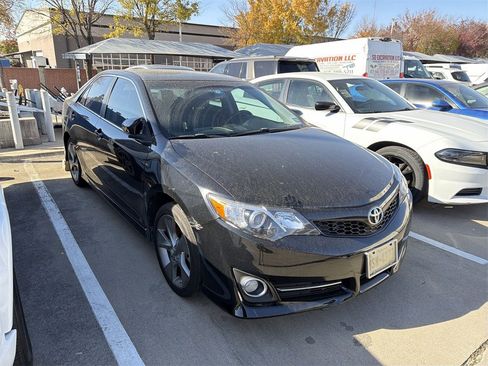 Used 2014 Toyota Camry SE image 2