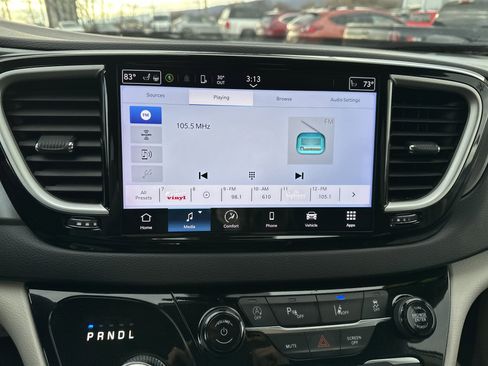 Used 2024 Chrysler Pacifica Touring-L image 26