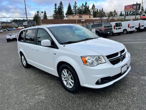 Used 2019 Dodge Grand Caravan SE image 3