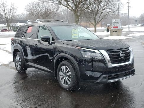 Certified 2025 Nissan Pathfinder SL image 2