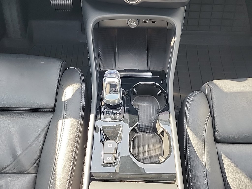 Certified 2023 Volvo XC40 B5 Plus w/ Driver Assist Package AWD/4WD image 23