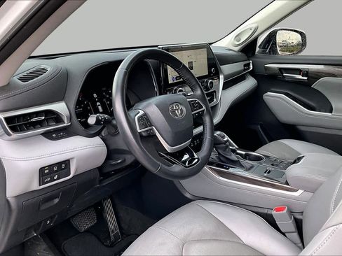 Used 2023 Toyota Highlander Platinum FWD image 17